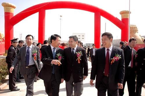 青島市委常委、市委秘書長(zhǎng)王魯明,，青島市人大副主任,、工商聯(lián)主席徐航來公司視察工作