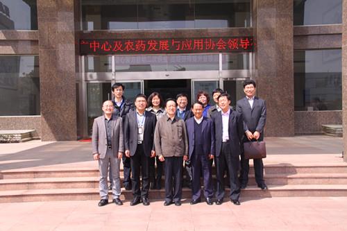 全國(guó)農(nóng)技推廣服務(wù)中心,、中國(guó)農(nóng)藥發(fā)展與應(yīng)用協(xié)會(huì)領(lǐng)導(dǎo)蒞臨海利爾藥業(yè)集團(tuán)進(jìn)行調(diào)研