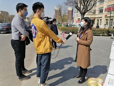 “抗擊疫情,，關(guān)愛老人”
